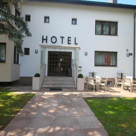 Hotel Altmann Wina Bagian luar foto